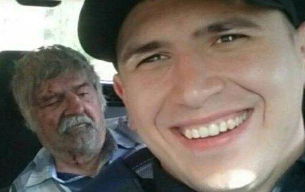 Украинский полицейский сделал селфи на фоне истекающего кровью мужчины Украинский полицейский сделал селфи на фоне истекающего кровью мужчины