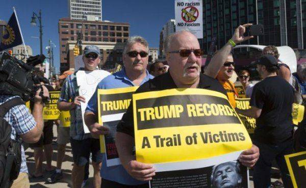 Трампа ударили в спину Трампа ударили в спину