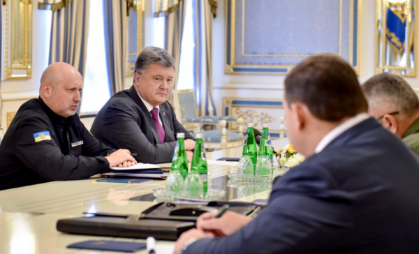 Порошенко поручил привести в боевую готовность подразделения на границе с Крымом и Донбассом Порошенко поручил привести в боевую готовность подразделения на границе с Крымом и Донбассом