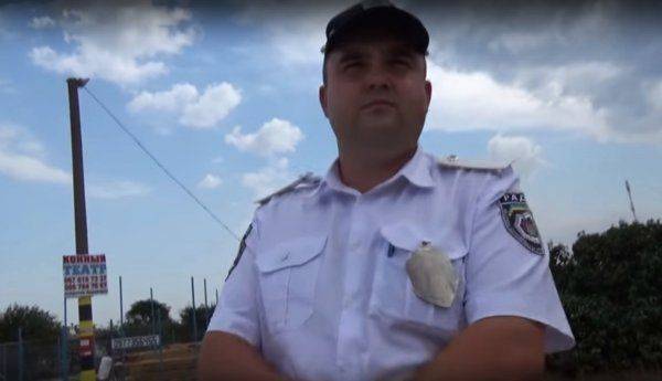 На Украине «ряженые копы» зарабатывают на невнимательности На Украине «ряженые копы» зарабатывают на невнимательности