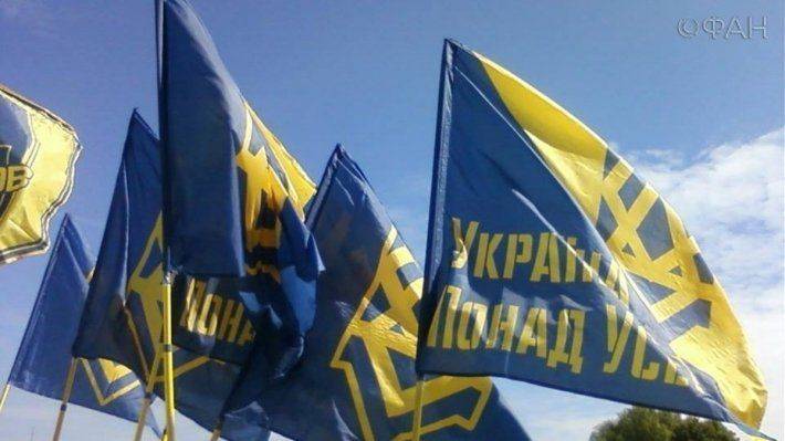 «Отдых» детей в Мариуполе под дулом автомата боевика «Азова» шокировал Сеть «Отдых» детей в Мариуполе под дулом автомата боевика «Азова» шокировал Сеть