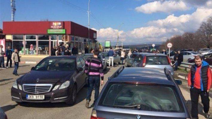 Пробка из тысячи автомобилей скопилась на границе Украины и Польши. Пробка из тысячи автомобилей скопилась на границе Украины и Польши.