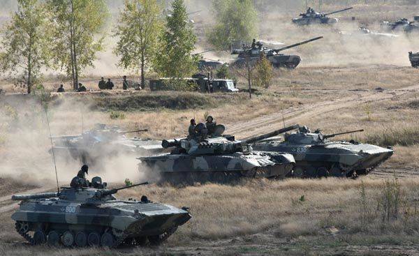 Россия усиливает военную группировку на границе с Украиной в ответ на агрессивную риторику Киева Россия усиливает военную группировку на границе с Украиной в ответ на агрессивную риторику Киева