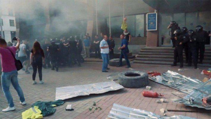 «Азов» блокирует офис «Киевгорстроя»: ранены два полицейских «Азов» блокирует офис «Киевгорстроя»: ранены два полицейских