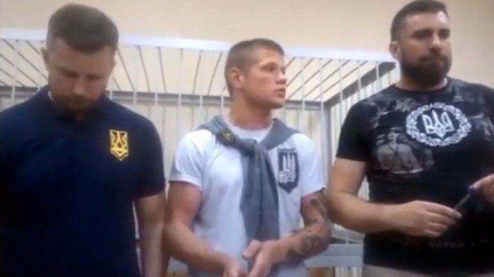 «Азов» жжет файеры в честь победы над украинским судом «Азов» жжет файеры в честь победы над украинским судом