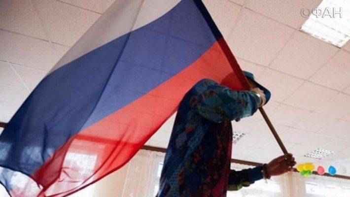 Флаг России отказывался гореть в руках националистов в Одессе Флаг России отказывался гореть в руках националистов в Одессе
