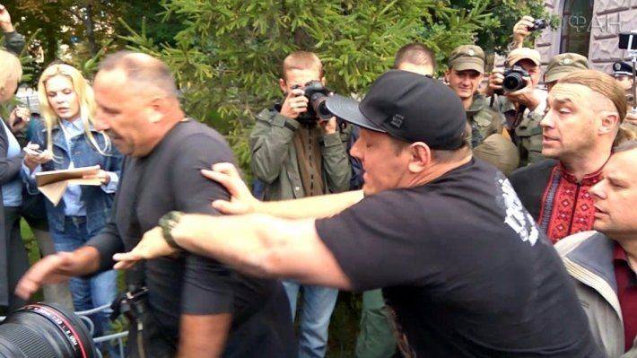 Русских в Киеве избивают неонацисты прямо возле российского посольства за попытку проголосовать Русских в Киеве избивают неонацисты прямо возле российского посольства за попытку проголосовать
