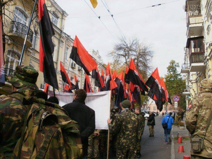 «Правый сектор» попытался сжечь оппозиционных депутатов в Киеве «Правый сектор» попытался сжечь оппозиционных депутатов в Киеве