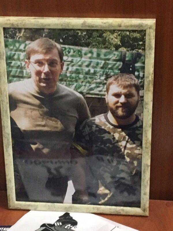 «А на левой груди профиль Сталина»: убийца патруля в Днепре держал на столе фото с Генпрокурором Луценко «А на левой груди профиль Сталина»: убийца патруля в Днепре держал на столе фото с Генпрокурором Луценко