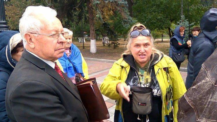 Украинцы возле Рады требуют объединения с Россией и Белоруссией, тепло вспоминая СССР Украинцы возле Рады требуют объединения с Россией и Белоруссией, тепло вспоминая СССР