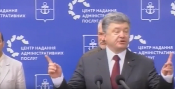 Порошенко жжет: Напился прямо на трибуне в Мариуполе Порошенко жжет: Напился прямо на трибуне в Мариуполе