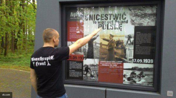 Зиговавших у Майданека в Польше украинских нацистов, могут посадить на 2 года Зиговавших у Майданека в Польше украинских нацистов, могут посадить на 2 года