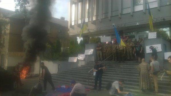 В.Гройсман: «Мы должны найти виновных в поджоге «Интера» В.Гройсман: «Мы должны найти виновных в поджоге «Интера»