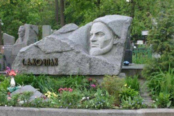 Будни фашистской Украины: Осквернение памятников героям ВОВ Будни фашистской Украины: Осквернение памятников героям ВОВ