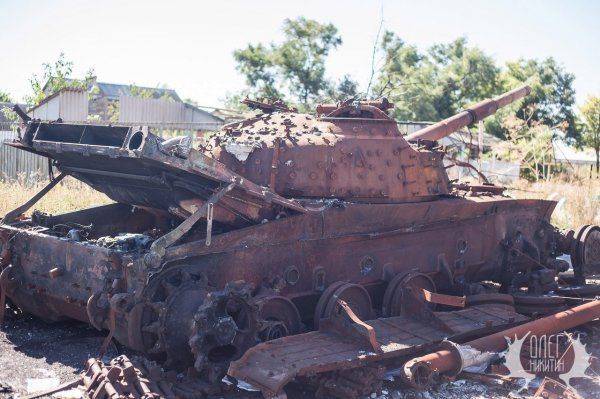 Подбитые украинские Т-64 в Коминтерново и по дороге к нему Подбитые украинские Т-64 в Коминтерново и по дороге к нему