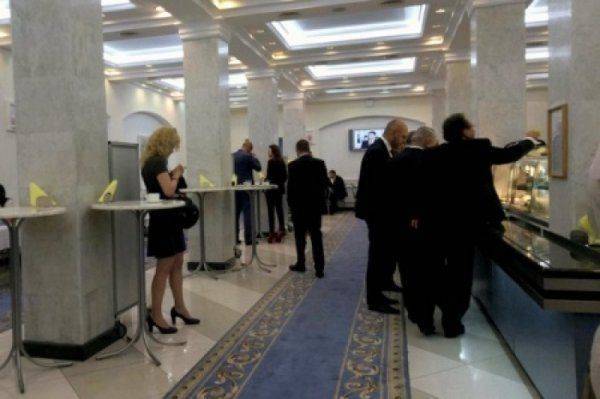 Назло России: В Верховной раде слугам народа снизили цены на семгу и хамон Назло России: В Верховной раде слугам народа снизили цены на семгу и хамон