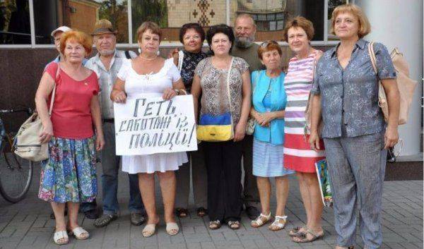 В Полтаве массово уничтожают мемориальные доски “героям АТО” В Полтаве массово уничтожают мемориальные доски “героям АТО”