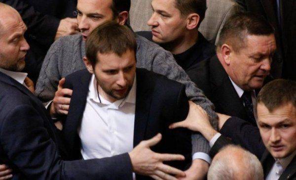 Чтобы выполнить Минск, понукаемый Западом Киев готов пойти на роспуск неуступчивой Рады Чтобы выполнить Минск, понукаемый Западом Киев готов пойти на роспуск неуступчивой Рады