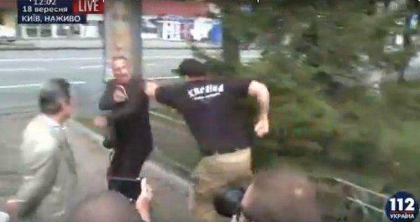 В Киеве избит гражданин России, пытавшийся проголосовать в посольстве В Киеве избит гражданин России, пытавшийся проголосовать в посольстве