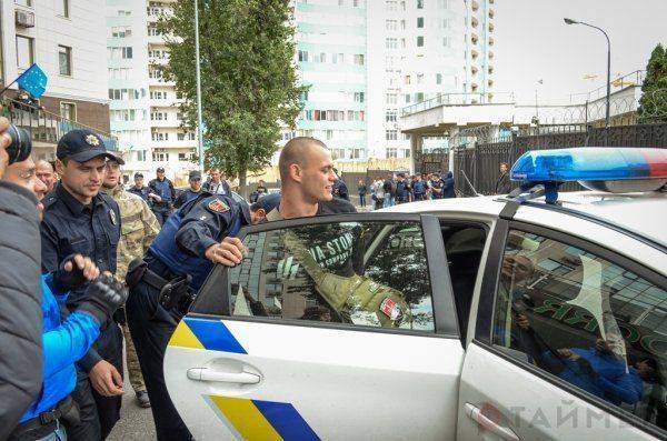 Мордой в асфальт: как правосеков “паковала” полиция под российским консульством в Одессе