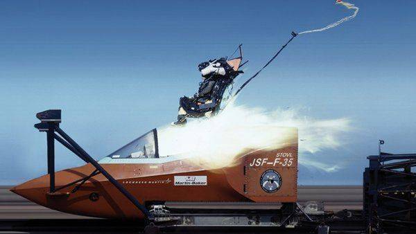 Текущая версия катапультируемого кресла F-35 грозит пилотам переломом шеи Текущая версия катапультируемого кресла F-35 грозит пилотам переломом шеи