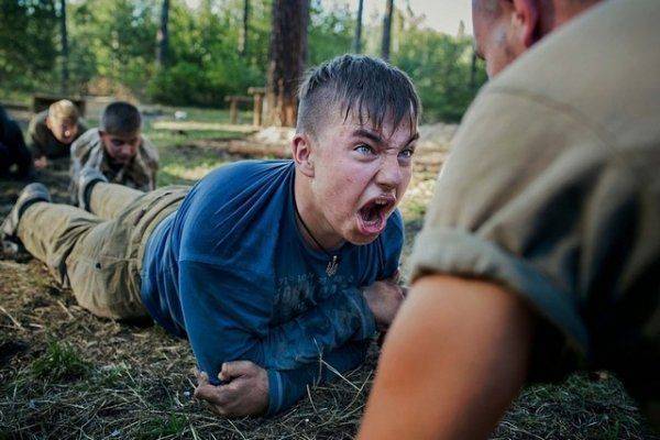 “Молодые бойцы растут быстро”: о буднях детского лагеря неонацистского “Азова” “Молодые бойцы растут быстро”: о буднях детского лагеря неонацистского “Азова”