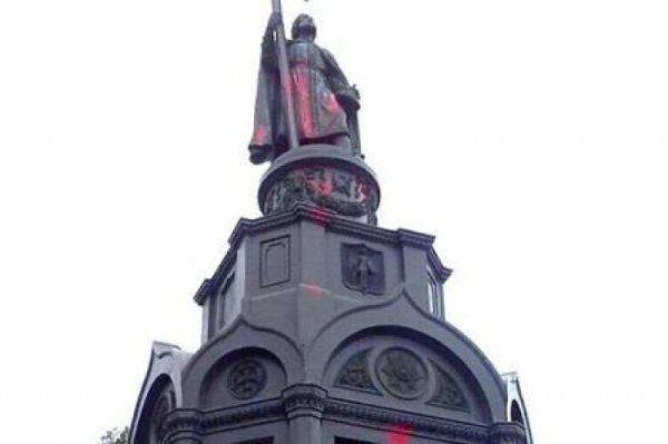 В Киеве осквернили памятник крестителю Руси за то, что Владимира украинцы уважают больше Бандеры В Киеве осквернили памятник крестителю Руси за то, что Владимира украинцы уважают больше Бандеры