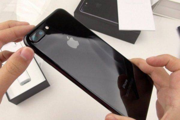 Владельцев iPhone 7 в Украине арестуют за контрабанду Владельцев iPhone 7 в Украине арестуют за контрабанду