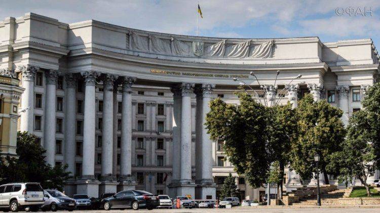 МИД Украины пугает собирающихся в РФ сограждан провокациями, пытками и арестами МИД Украины пугает собирающихся в РФ сограждан провокациями, пытками и арестами