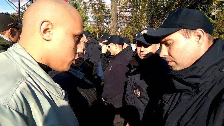 Митингующие – киевской полиции: Помним времена Майдана, когда мы вас били, как хотели Митингующие – киевской полиции: Помним времена Майдана, когда мы вас били, как хотели