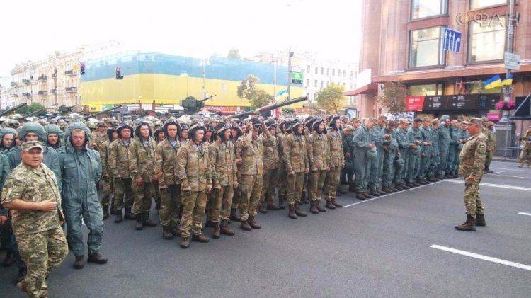 Украинцев лопатами загоняют в ВСУ Украинцев лопатами загоняют в ВСУ