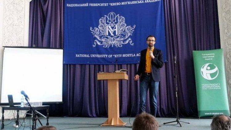 Политический водевиль: почему Киев «забыл» продлить антироссийские санкции Политический водевиль: почему Киев «забыл» продлить антироссийские санкции
