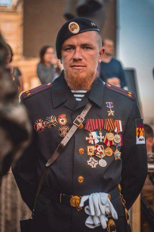 У него были особые отношения с ТЕМ миром, и конечно он все знал. У него были особые отношения с ТЕМ миром, и конечно он все знал.