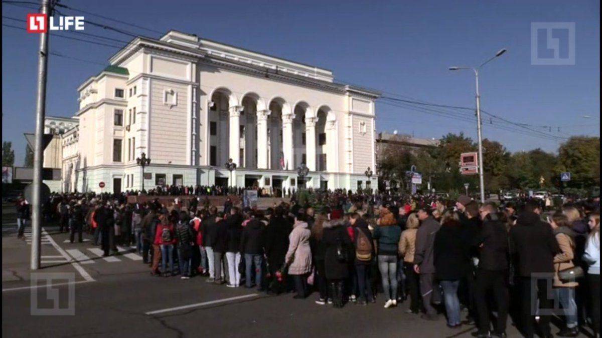 Несколько тысяч человек пришли проститься с Моторолой в центре Донецка Несколько тысяч человек пришли проститься с Моторолой в центре Донецка