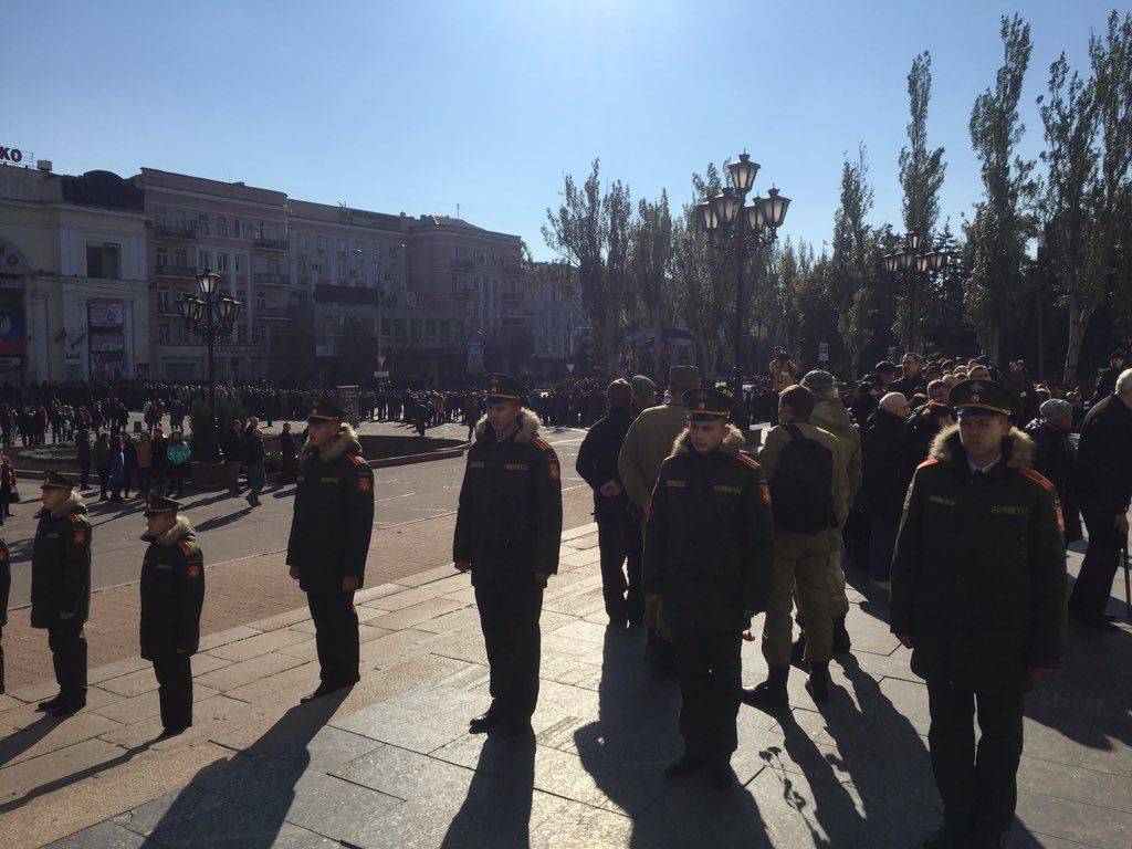 Несколько тысяч человек пришли проститься с Моторолой в центре Донецка Несколько тысяч человек пришли проститься с Моторолой в центре Донецка