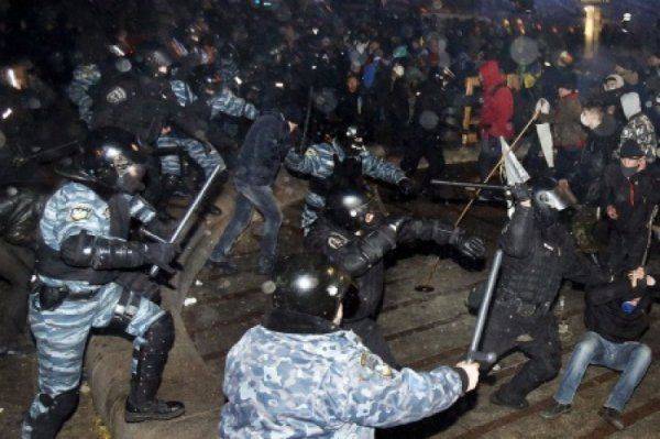 «Звырячи побыття в законе»: жена Генпрокурора Луценко предлагает разгонять протесты дубинками и водометами «Звырячи побыття в законе»: жена Генпрокурора Луценко предлагает разгонять протесты дубинками и водометами