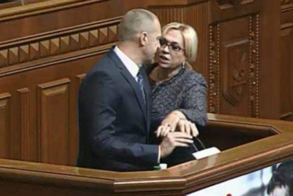 Украинский депутат аргументировал надобность повышения зарплаты, вытерев ноги об дворников Украинский депутат аргументировал надобность повышения зарплаты, вытерев ноги об дворников