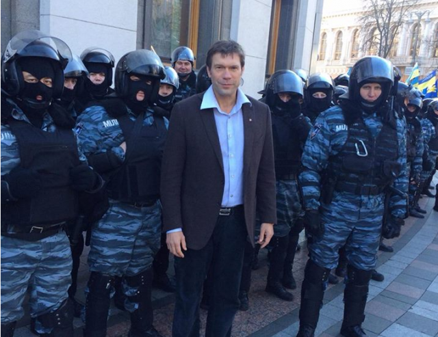 Пойдет ли Киев на войну с Россией, чтобы не допустить оглашения «загадочных папок» Януковича? Пойдет ли Киев на войну с Россией, чтобы не допустить оглашения «загадочных папок» Януковича?