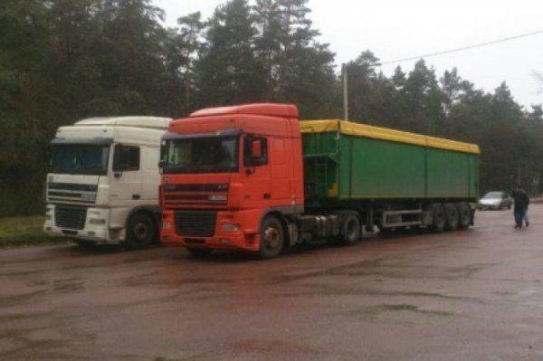 Галичане хотят сбрасывать свои вонючие отходы в Россию: фуры с мусором поймали на границе Галичане хотят сбрасывать свои вонючие отходы в Россию: фуры с мусором поймали на границе