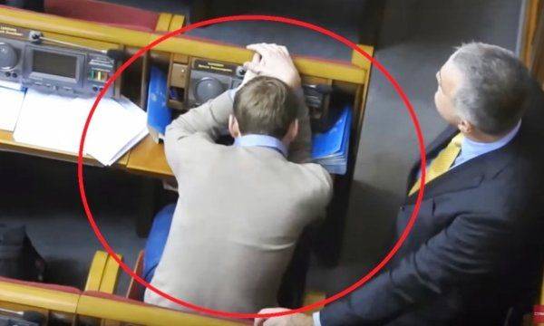 Видео со спящим депутатом Верховной рады Украины распространилось в Сети Видео со спящим депутатом Верховной рады Украины распространилось в Сети