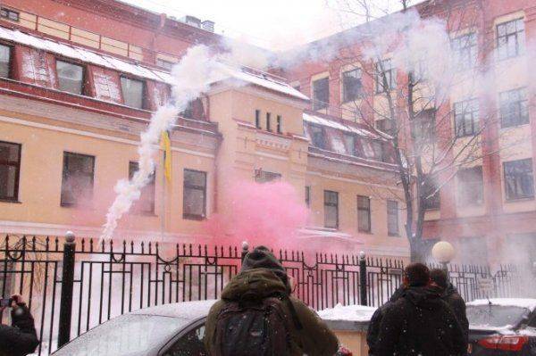 Нацболы закидали консульство Украины в Питере падалью  Нацболы закидали консульство Украины в Питере падалью