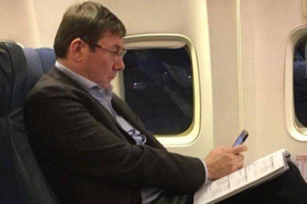 «Мне в Гаагу по делу, срочно!» Ватажок Майдана Луценко не хочет пить с нацией за победу  «Мне в Гаагу по делу, срочно!» Ватажок Майдана Луценко не хочет пить с нацией за победу