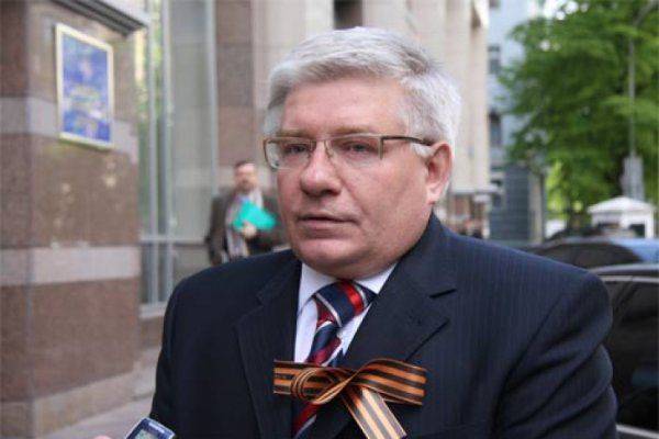 Азаров: Чечетов выбросился из окна из-за угроз семье его дочки Азаров: Чечетов выбросился из окна из-за угроз семье его дочки