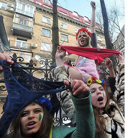 Атака кружевными трусиками Атака кружевными трусиками