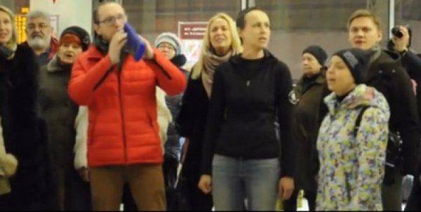 На Белорусском вокзале Москвы «Десятый наш десантный батальон» с Юлией Чичериной передал эстафету белорусам На Белорусском вокзале Москвы «Десятый наш десантный батальон» с Юлией Чичериной передал эстафету белорусам