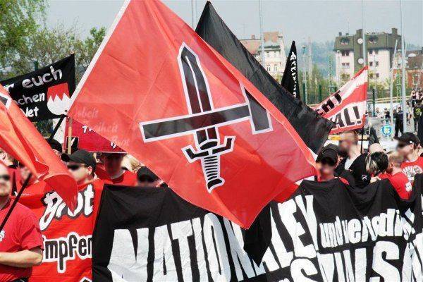 Кто там шагает левой? Правой! Правой! Кто там шагает левой? Правой! Правой!