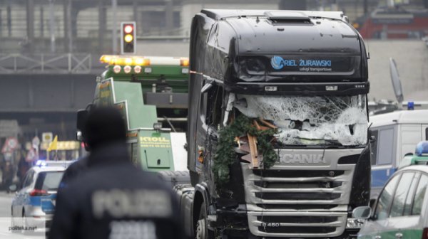 Ангела Меркель и грузовик с террористом Ангела Меркель и грузовик с террористом