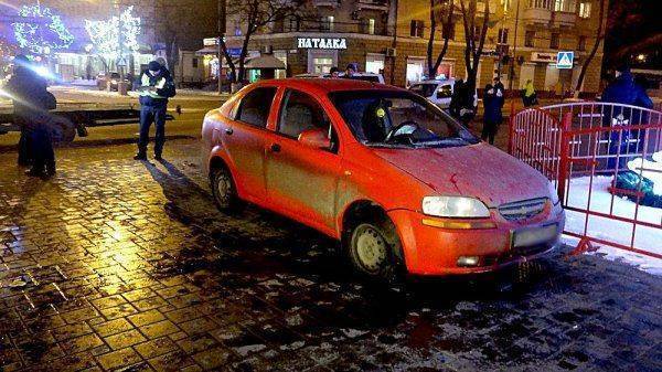 ЧП в Мариупрое: пьяный в хлам полицейский вьехал в главную городскую елку ЧП в Мариупрое: пьяный в хлам полицейский вьехал в главную городскую елку