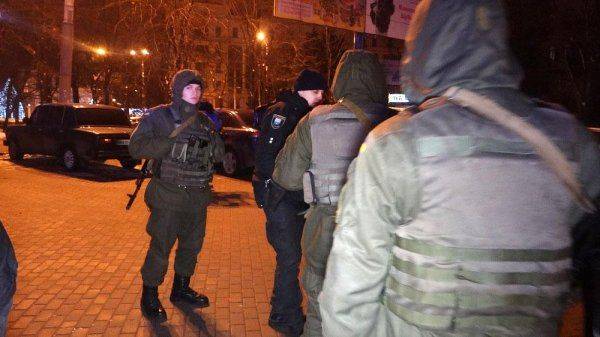 ЧП в Мариупрое: пьяный в хлам полицейский вьехал в главную городскую елку ЧП в Мариупрое: пьяный в хлам полицейский вьехал в главную городскую елку