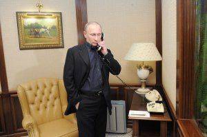 Президент РФ Путин и Обама пообщались по "красному" телефону